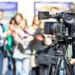 Sagorijevanje u moru problema: Novinari dočekuju svoj dan suočeni...