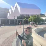 Sama pod nadstrešnicom