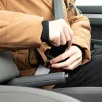 Zašto vožnja automobila u zimskoj jakni može da bude opasna?