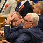 Udara na Mandića dok miluje Kneževića? Šta predstavlja Vučićeva...