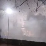 Topovskim udarima i dimnim bombama na zgradu Opštine, navijači...