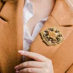 Povratak broša: Osvježite stil bez kupovine nove garderobe