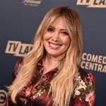 Ima novi hobi: Kapa i šal s potpisom Hilari Daf