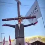 Na protestu u Nišu lutka sa Vučićevim likom okačena na krst:...