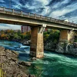 Vatrogasci spasili ženu koja je sa Vezirovog mosta skočila u Moraču