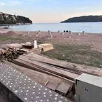Budva: Betonski stubovi izliveni na sred Slovenske plaže ka rtu...