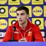 Biser koji stoji čvrsto na zemlji, Bulatović: Želim još da učim;...