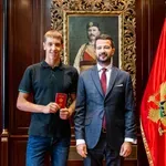 Milatović uručio pasoš vaterpolisti Marku Pavloviću