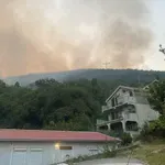 Vatrogasci brane kuće i druge objekte iznad Bijele i Baošića, još...