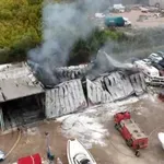 Šest glisera usidrenih na zimovniku na Jazu oštećeno u požaru koji...