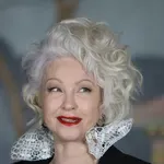 Sindi Loper se krila od poznatih muzičara dok je radila u...