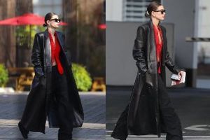 Svilene pantalone, kožni kaput i jarko crvena bluza - Hejli Biber kao Triniti iz Matriksa