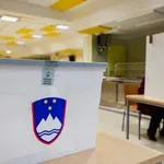 Sumi nepravilnosti: Janša grozi z razrešitvijo DVK