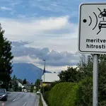 Ali lahko, če ni tega znaka, res izpodbijaš kazen za prehitro vožnjo