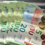 Odločitev padla: Izplačilo lanske božičnice ni skladno z ustavo, kaj to pomeni
