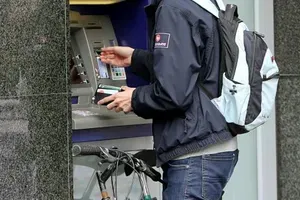 Pozor, če dvigujete denar na bankomatu, tako lahko ostanete brez