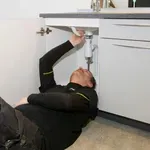 Če poleti v kuhinji ali kopalnici smrdi, najprej preverite to
