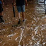 Izredno stanje v Kataloniji: Dve osebi umrli, ena pogrešana