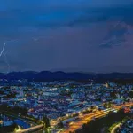 Pred nami je pestra noč: Nad Slovenijo se širijo nevihtni oblaki