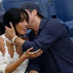 Brad Pitt in njegova Ines takole zaljubljeno, nekaj metrov stran pa sedi ...