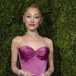 Ariana Grande se na vrhuncu slave umika iz javnega življenja