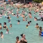 "Truplo pri truplu" na plaži, ki je med Slovenci zelo priljubljena!