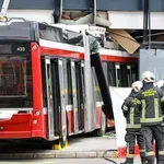 Voznik trolejbusa zapeljal naravnost v trgovino, ena oseba ni preživela