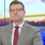 Slovo pred kamero: Voditelj s solzami v očeh pokritiziral TV postajo