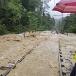 Drama na Obali: Zaprte ceste, železniška proga ...