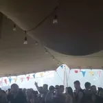 Koncert Joker Out: Eden od šotorov bi se skoraj porušil