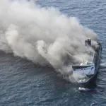 Po požaru na trajektu mrtvi in pogrešani, panični ljudje skakali v morje
