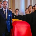 Med slovesom od kralja političarka poskrbela za škandal