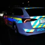 Voznik med vožnjo streljal v zrak