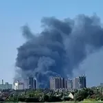 Eksplozija v obratu MOL, nad mestom se dviga črn dim: Ena smrtna žrtev