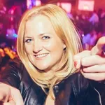 Se spomnite Mirne Reynolds? Taka je danes!