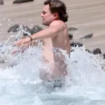 Leonardo DiCaprio: Njegovi posnetki v kopalkah sprožili resno zdravstveno debato
