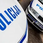 Drama v Škofji Loki: 22-letnik napadel policiste, odjeknil je strel