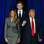 Barrona Trumpa paparaci ujeli pred univerzo, ne boste ga prepoznali