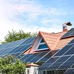 Lastniki sončnih elektrarn odkrili nov vir zaslužka: Zanimanje skokovito raste