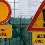 Prišel na gradbišče in jim grozil z nožem