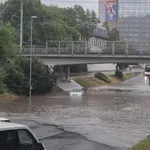 Huda ura v Ljubljani: V podvozu obtičal avto