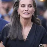 Kraljica Letizia: Prelepa v kombinezonu, a javnost je pozorna le na njene roke