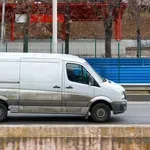 Policistom poleg dokumentov izročil še bankovec, tako se je končalo