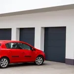 Parkiral pred domačo garažo, kar ga je drago stalo