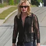 Nekdanji lomilec src naokoli hodi kot ženska