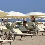 Cene senčnikov in ležalnikov na plažah letos poletele v nebo