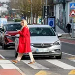 Želela je prečkati cesto, ko je vanjo treščil avto: 59-letnica je hudo poškodovana