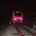 Na tire nastavil kolo, mizo, stol in vrtno garnituro