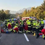 V nesreči poškodovana petčlanska družina, eden je ostal ujet v gorečem vozilu
