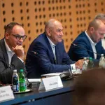 Milijardna luknja in velik preizkus za vlado: Zdaj pojasnjujejo, kdo bo plačal račun